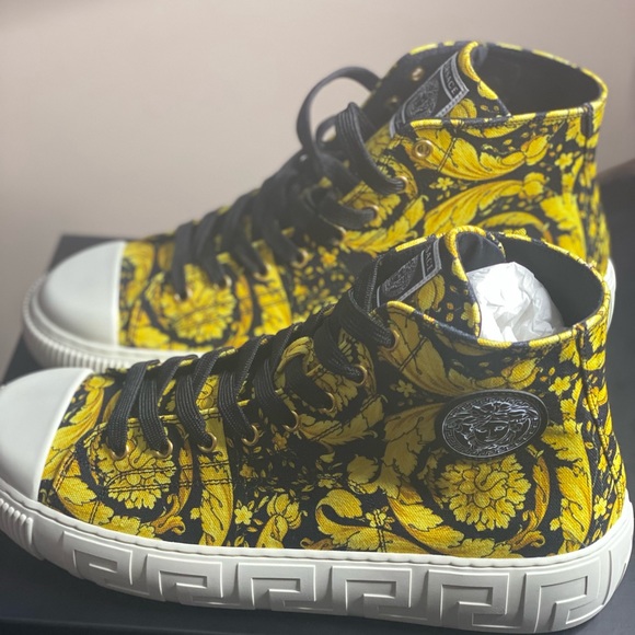 👑🌟🔥STUNNING VERCSACE SNEAKERS 🔥🌟👑 - Picture 3 of 12